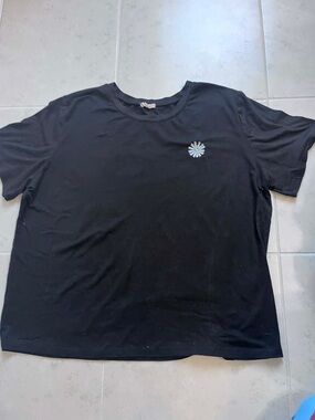 Black Daisy-Embroidered Crew Neck T-Shirt